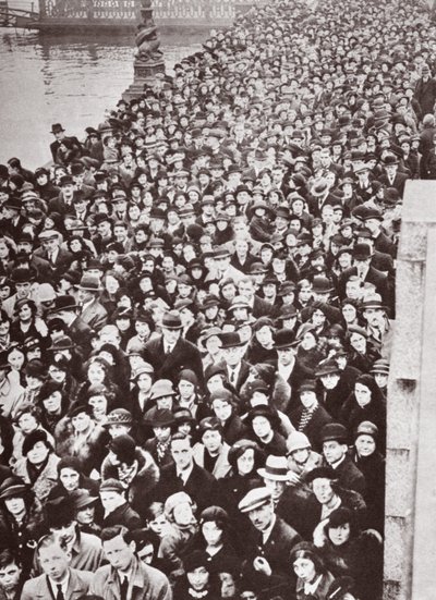 Tömegek arra várva, hogy bejussanak a Westminster Hallba, V. George államában, 1936-ban alkotó: English Photographer