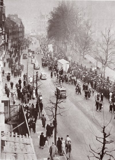 Tömegek arra várva, hogy bejussanak a Westminster Hallba, V. George államában, 1936-ban alkotó: English Photographer