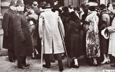 Tömegek arra várva, hogy bejussanak a Westminster Hallba, V. George államában, 1936-ban alkotó: English Photographer