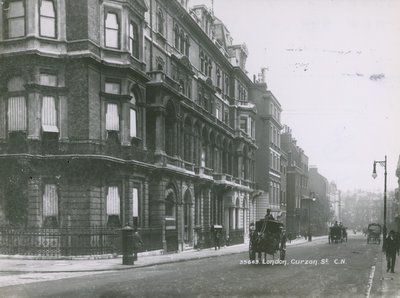Curzon Street, London alkotó: English Photographer