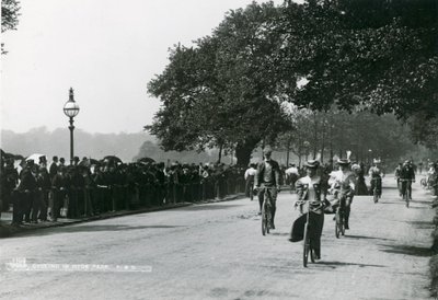 Penny farthing a forgalomban a Mansion House előtt az 1880-as években alkotó: English Photographer