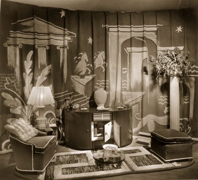 Dekoratív kereskedelmi stand a Dorland Hallban függő textíliával, 1940-es évek alkotó: English Photographer