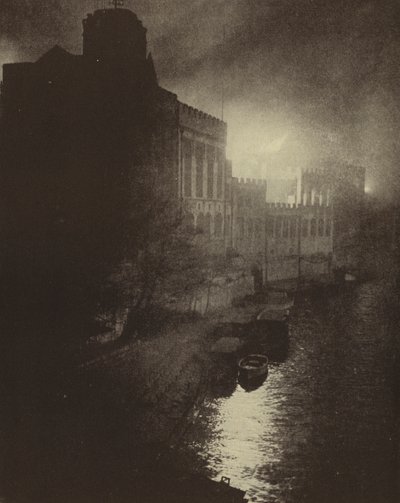 York középkori Guildhalljának lerombolása egy német légitámadás által a Baedecker Blitz során, II. világháború, 1942. április (f/w fotó) alkotó: English Photographer