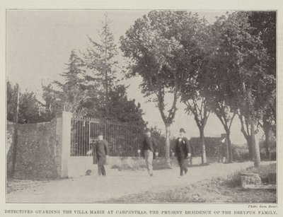 A Carpentras-i Villa Marie-t őrző nyomozók, a Dreyfus család jelenlegi lakóhelye alkotó: English Photographer