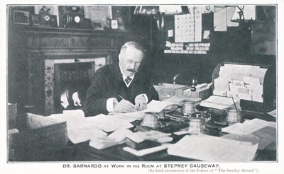 Dr. Barnardo a Stepney Causeway-i szobájában dolgozik alkotó: English Photographer