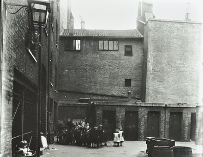 Dufferin Street: Costermongers Buildings, London, 1896 alkotó: English Photographer