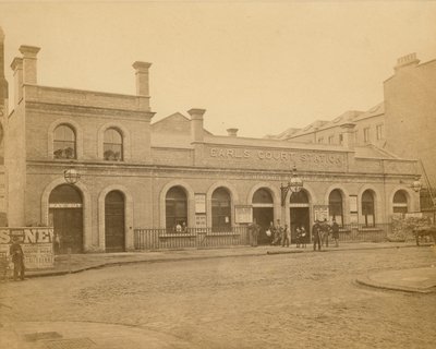 Earls Count Station - Earls Court Road bejárata; A fényképet C Latham készítette 1878-ban alkotó: English Photographer