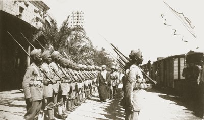 Emir Faisal a Lydda állomáson, Palesztinában, Sir Herbert Samuellel, 1920 alkotó: English Photographer