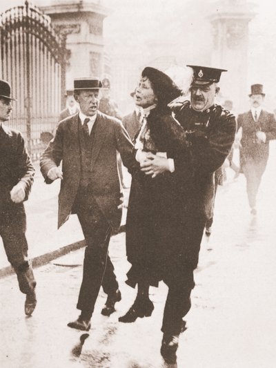 Emmeline Pankhurst letartóztatása a Buckingham-palota előtt, miközben petíciót próbált benyújtani a királyhoz, 1914. május 21-én (szépia fotó) alkotó: English Photographer