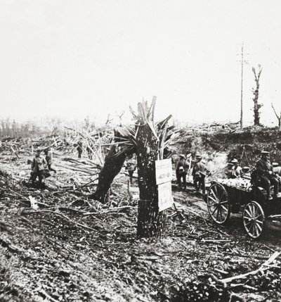 Mérnökök javítják a könnyűvasutakat Hangard közelében, amelyeket az 1918-as Amiens-i harc során megrongált ágyútűz alkotó: English Photographer