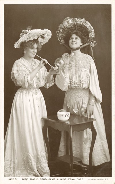Zena Dare és Marie Studholme angol színésznők és énekesnők (fekete-fehér fotó) alkotó: English Photographer