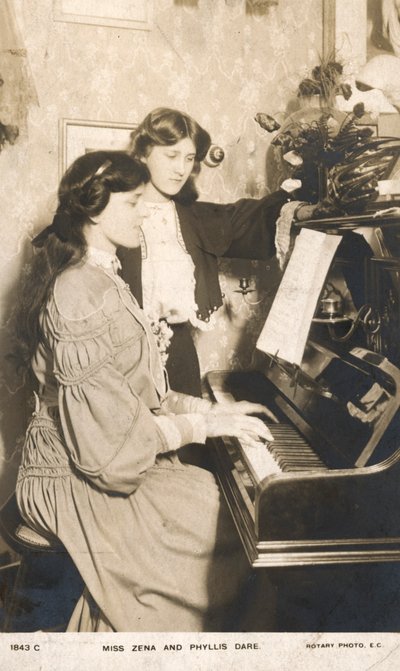 Angol színpadi színésznők és énekesnők, Zena Dare és nővére, Phyllis Dare (fekete-fehér fotó) alkotó: English Photographer