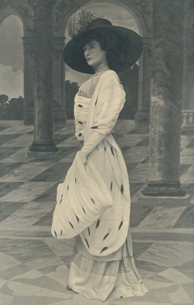 Hermelin tekercs, mindkét oldalán hermelinnel készült, nagyméretű Muff, szintén Mókusból (fekete-fehér fotó). alkotó: English Photographer