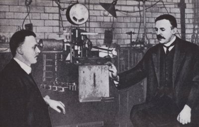 Ernest Rutherford (balra) és Hans Geiger a Manchesteri Egyetem fizikai laboratóriumában (fekete-fehér fotó) alkotó: English Photographer