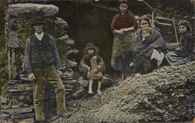 Kilakoltatták a bérlőt és családját, Írország (színes fotó) alkotó: English Photographer
