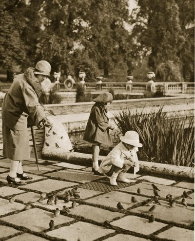 Veréb etetése a Hyde Parkban (szépia fotó) alkotó: English Photographer
