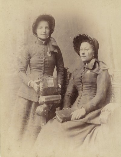 Női megváltók alkotó: English Photographer