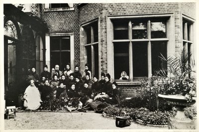 Florence Nightingale, Sir Harry és Lady Verney, valamint Nightingale ápolónők a Claydon House-ban, 1886 alkotó: English Photographer