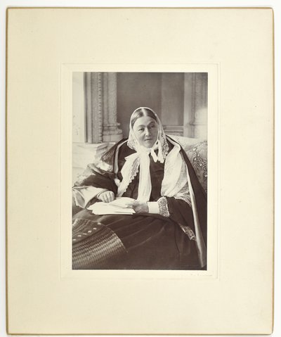 Florence Nightingale, egy kanapén ülve a Claydon House kék szobájában, 1891 alkotó: English Photographer