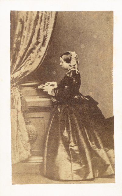 Viktória királynő egészalakos portréja alkotó: English Photographer