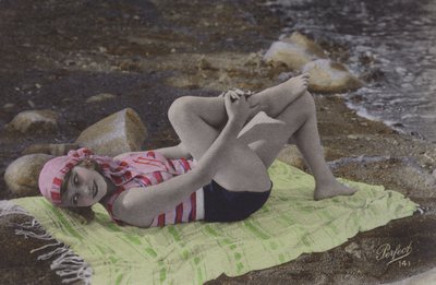 Törülközőn fekvő lány a strandon (színes fotó) alkotó: English Photographer