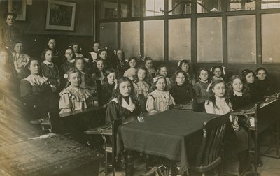 Lányok ülnek az osztályteremben alkotó: English Photographer