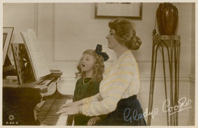 Gladys Cooper és a lány zongorán alkotó: English Photographer
