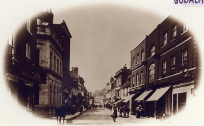 Godalming High Street, Surrey, 1900 körül (szépia fotó) alkotó: English Photographer