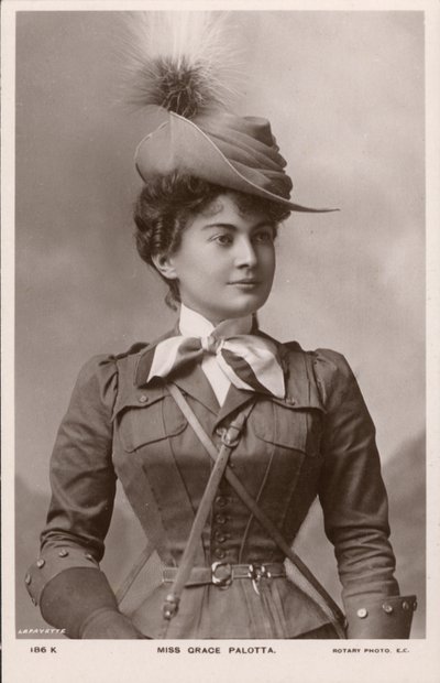 Grace Palotta, osztrák születésű színpadi színésznő, mint Daisy a The Messenger Boy című zenés vígjátékban (f/w fotó) alkotó: English Photographer