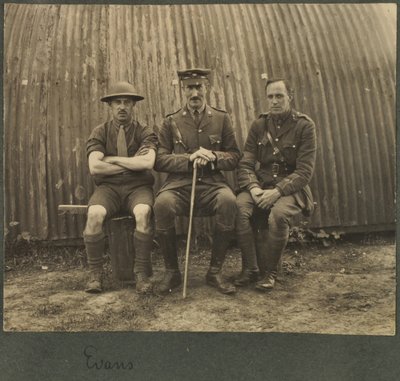 Három katonából álló csoport egy Nissan kunyhó előtt, 1914-1918 körül alkotó: English Photographer