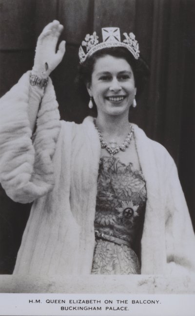 Erzsébet királynő az erkélyen, a Buckingham-palota (f/w fotó) alkotó: English Photographer