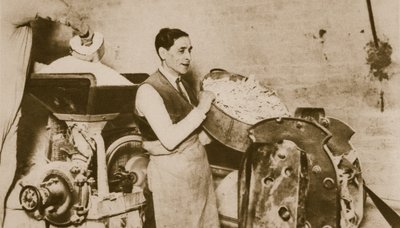 Héber pékség kovásztalan kenyeret készít húsvétra (szépia fotó) alkotó: English Photographer