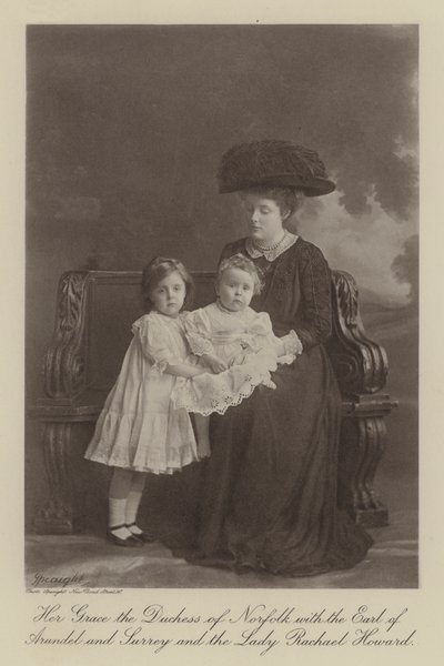 Őfelsége, Norfolk hercegnője Arundel és Surrey grófjával és Lady Rachael Howarddal (fekete-fehér fotó) alkotó: English Photographer