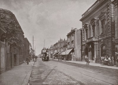 High Street, Hounslow, jobb oldalon a Tanács irodáival alkotó: English Photographer
