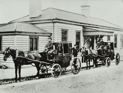 Lóvontatású taxik a Westbourne Park állomáson, 1885 alkotó: English Photographer