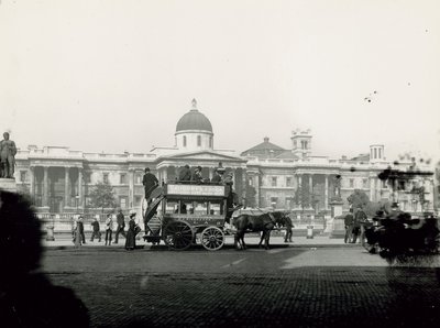 Lóvasút a Trafalgar Square-en alkotó: English Photographer