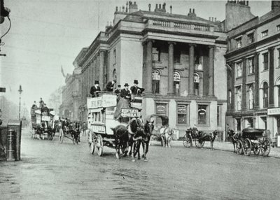 Lovas buszok a Waterloo Place-ben, 1895 alkotó: English Photographer