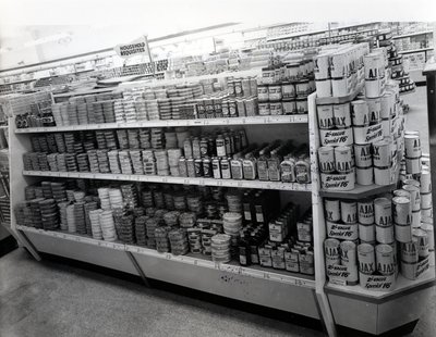 Háztartási kellékek folyosója, Woolworths üzlet, 1956 alkotó: English Photographer