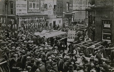 A Petticoat Lane-en, Londonban, vasárnap reggel alkotó: English Photographer