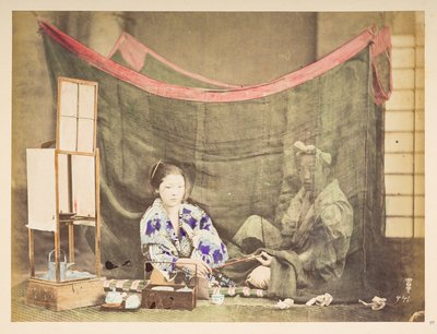 Japán pár szabadidőben, Egy fiatal japán nő műtermi tablója, körülötte teafőzési akadályokkal ülve, és pipát ad a mögötte ülő, vászonszúnyoghálóval védett férfialaknak,   Fotós: Ismeretlen  Lucas kollekció: alkotó: English Photographer