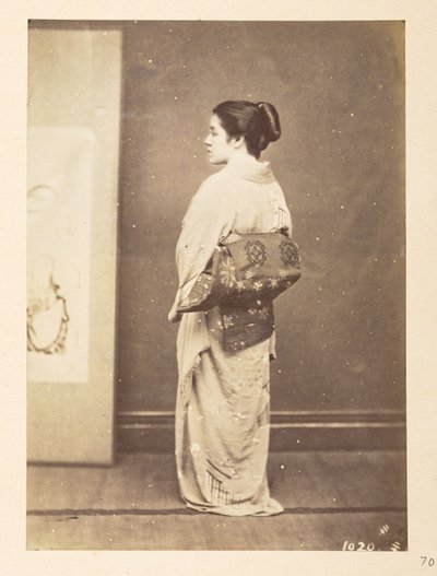Japán nő hagyományos ruhában, fotós: Ismeretlen  Lucas Collection: Charles James és Morton P, Lucas világkörüli turnéjának fényképfelvétele alkotó: English Photographer