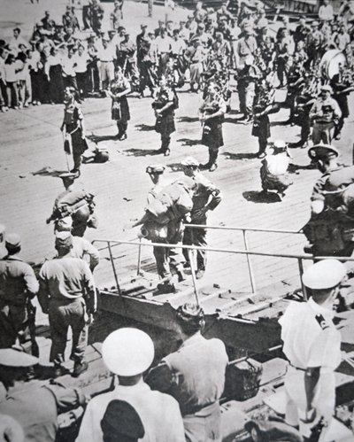 Kilted csövesek játszanak a parton az Argyll 1. zászlóaljból és Sutherland Highlanders a HMS Ceylonból Pusanban, 1950. augusztus 29. (f/w fotó) alkotó: English Photographer