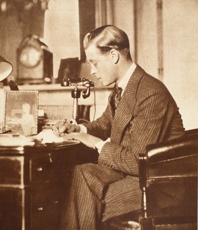 VIII. Edward király íróasztalánál a londoni St. James palotában alkotó: English Photographer