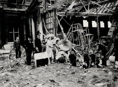 VI. György király és Erzsébet királynő Winston Churchill-lel együtt felmérik a bombakárokat, feltehetően a Buckingham-palotában (f/w fotó) alkotó: English Photographer