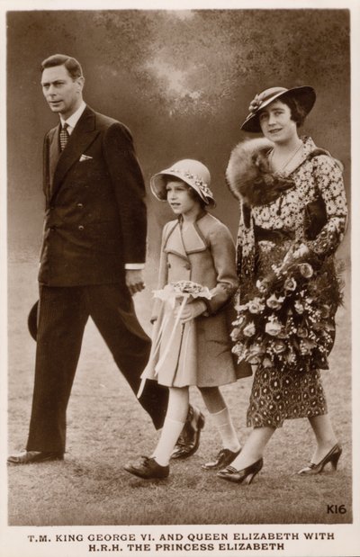 VI. György király és Erzsébet királynő lányukkal, Erzsébet hercegnővel (később II. Erzsébet királynővel) (f/w fotó) alkotó: English Photographer