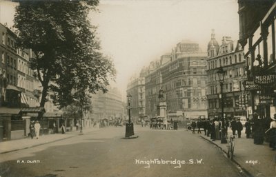 Knightsbridge, London alkotó: English Photographer