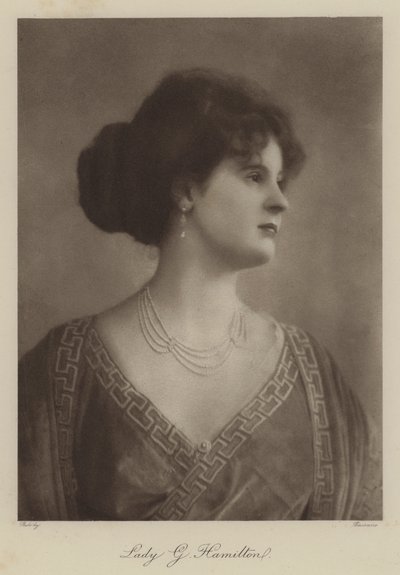 Lady G Hamilton (fekete-fehér fotó) alkotó: English Photographer