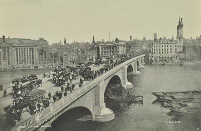 London Bridge: lovas omnibuszok és szekér, valamint gyalogosok átkelnek a hídon, 1895 alkotó: English Photographer