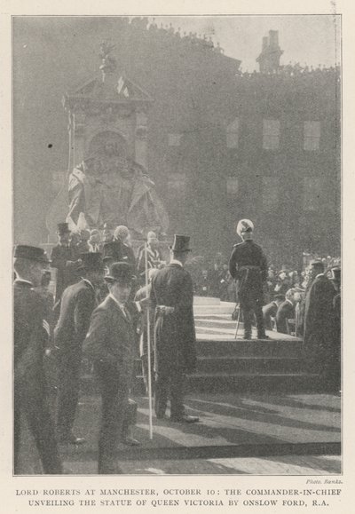 Lord Roberts Manchesterben, október 10-én, a főparancsnok felavatja Viktória királynő szobrát Onslow Ford, RA alkotó: English Photographer