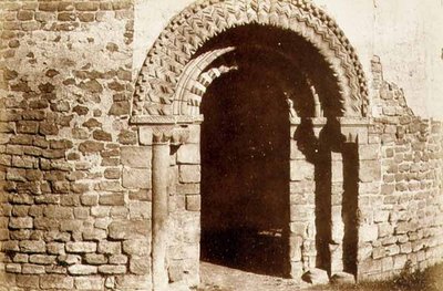 Ludlow-kastély: a kerek templom bejárata, 1852-1853 körül (fotó) alkotó: English Photographer